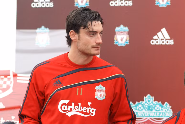 Albert Riera là cầu thủ 32 tuổi người Tây Ban Nha, anh được đưa về Liverpool năm 2008 với giá 8 triệu bảng. Ngay tại mùa giải đầu tiên thi đấu ở Liverpool, Riera đã chiếm được vị trí thi đấu chính thức ở vị trí tiền vệ cánh trái và đóng góp không nhỏ vào danh hiệu á quân Premier League của Liverpool mùa giải đó.