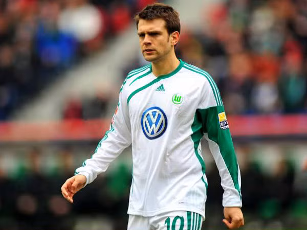 Zvjezdan Misimovic là tiền vệ người Bosnia 32 tuổi, được biết đến là một trong những chân chuyền tốt nhất lịch sử của Bundesliga. Trong quãng thời gian từ 2007/2010, Misimovic thi đấu trong màu áo của Wolfsburg và đã có 74 bàn thắng, 70 pha kiến tạo thành bàn.