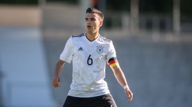 Chelsea tranh Verratti mới với Barca và Real: Tờ Daily Express cho biết, Chelsea đã chen chân vào cuộc đua giành tiền vệ trẻ tài năng Atakan Akkaynak. Tiền vệ mới 18 tuổi này được đánh giá là một trong những gương mặt trẻ triển vọng nhất ở Đức và nhiều đội bóng lớn đã theo đuổi trong năm qua, bao gồm Barcelona và Real Madrid. Ảnh: Daily Express