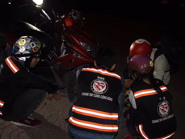 Ở Sài Gòn, nhiều người bị hỏng xe hay gặp tai nạn giữa đêm, ý thức được điều này Biệt đội hỗ trợ SOS Sài Gòn đã ra đời và có 17 thành viên, ban ngày họ cũng làm việc như bao người bình thường khác, khi thành phố lên đèn họ mới bắt đầu công việc cứu hộ của mình. Nhóm mới thành lập nên còn nhiều khó khăn, toàn bộ kinh phí đều do các thành viên tự bỏ ra để trợ giúp những người hỏng xe giữa đường trong đêm.