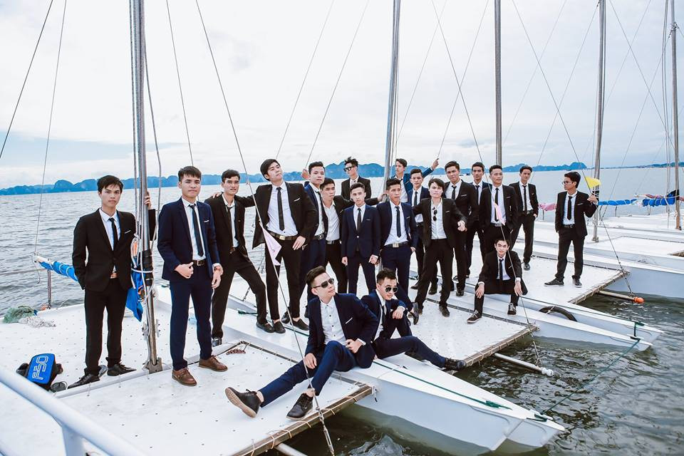 Dàn con trai của lớp Cơ Điện Tử K54 khiến nhiều người bất ngờ khi lại có những bức ảnh kỷ yếu để đời đến vậy.