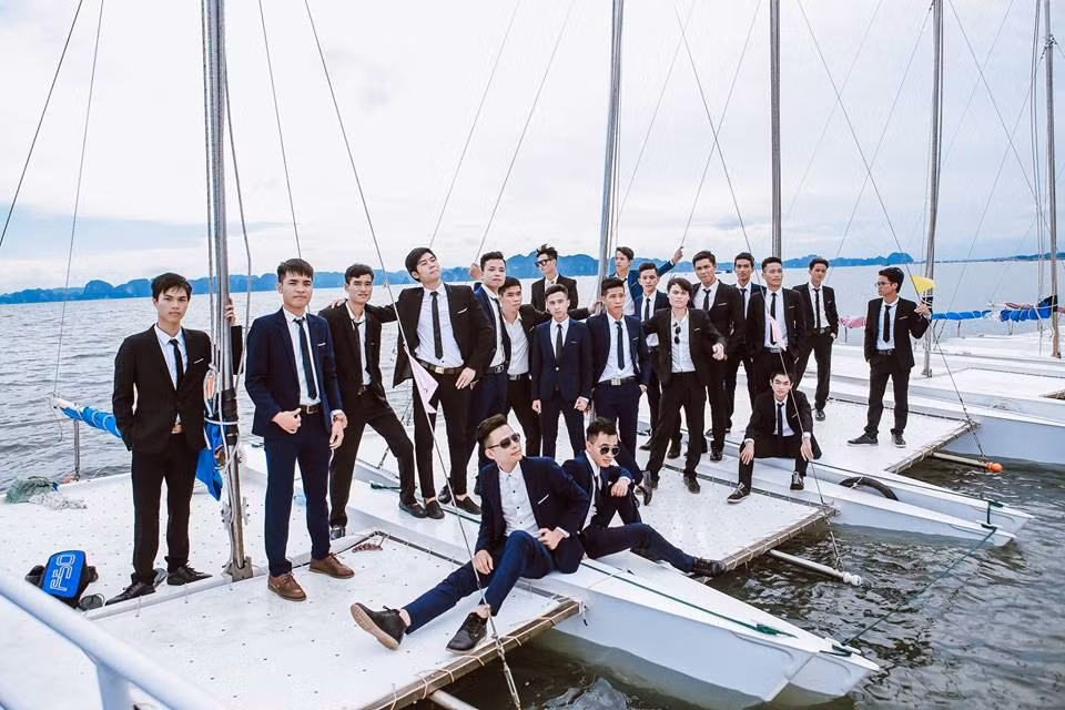 Dàn con trai của lớp Cơ Điện Tử K54 khiến nhiều người bất ngờ khi lại có những bức ảnh kỷ yếu để đời đến vậy.