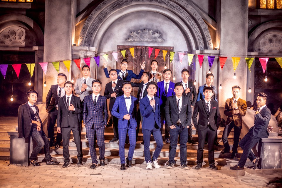 Đơn cử như bộ ảnh kỷ yếu của lớp 12A11 trường THPT Lê Quý Đôn (Thái Bình). Các bạn trong lớp đã sẵn sàng chi 40 triệu đồng cho bộ ảnh concept prom.