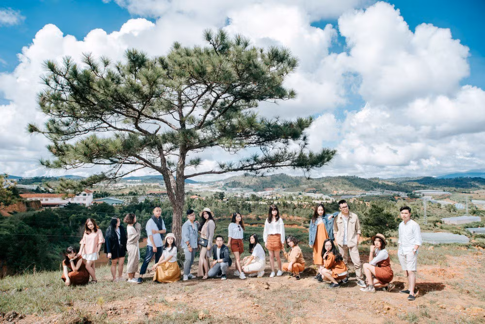 Từ Quảng trường Lâm Viên, nào Ga Đà Lạt, rồi Cao đẳng Sư phạm Đà Lạt, hồ Tuyền Lâm, nhà thiếu nhi Đà Lạt… chỗ nào các bạn cũng chụp hình và lên concept rất kỹ.