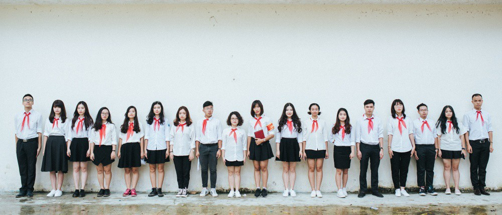 Ngay sau đó, "kém miếng khó chịu" các bạn sinh viên Lớp Luật Quốc tế đến từ Học viện Ngoại giao đã rủ nhau từ Hà Nội lên Đà Lạt với hành trình 5 ngày 4 đêm để chụp bộ ảnh kỷ yếu trị giá hơn 80 triệu đồng.