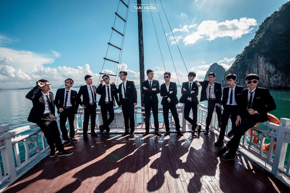 Từ ý tưởng, màu sắc, khung cảnh cho đến cách diễn xuất thần của những bạn trong hình giúp bộ ảnh này "ngon nghẻ" không khác gì ảnh lookbook được đầu tư công phu, kĩ lưỡng.