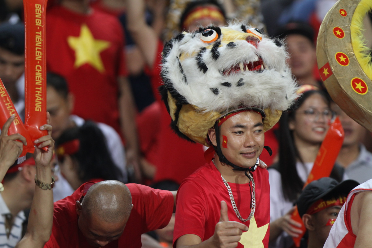 Chiếc mũ đầu hổ dễ thương được một CĐV mang tới khán đài B SVĐ QG Mỹ Đình vào tối ngày 16/11.