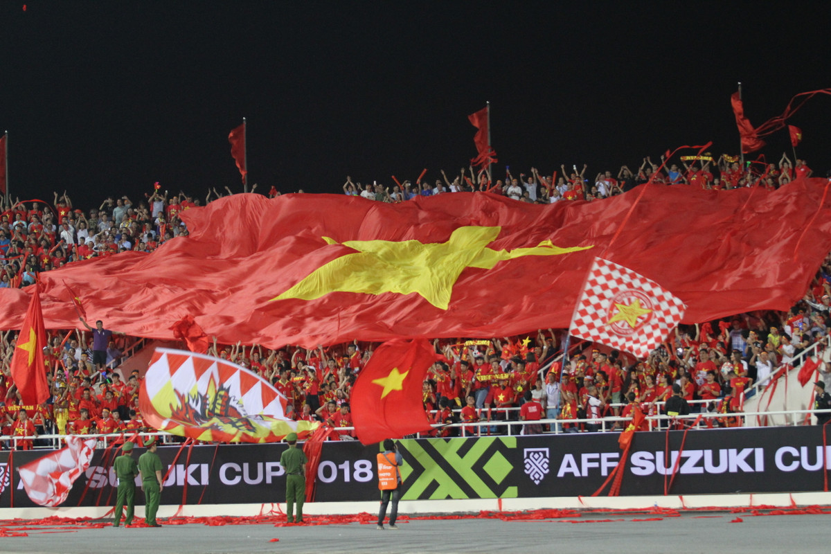 CĐV được coi là cầu thủ số 12 trên sân và họ là niềm động viên vô cùng lớn với các cầu thủ từ những màn cổ vũ máu lửa và không thiếu các chiêu trò. Tối 16/11, khán giả đã thấy những màn cổ vũ vô cùng đặc biệt của các CĐV trên SVĐ Mỹ Đình khi ĐT Việt Nam gặp Malaysia tại AFF Cup 2018.
