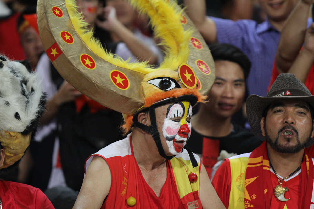 Bác Tuấn Trâu Vàng và chiếc đầu trâu được làm tỉ mỉ trong vòng 1 tuần đã có mặt tại Mỹ Đình để cổ vũ các cầu thủ ĐT Việt Nam.