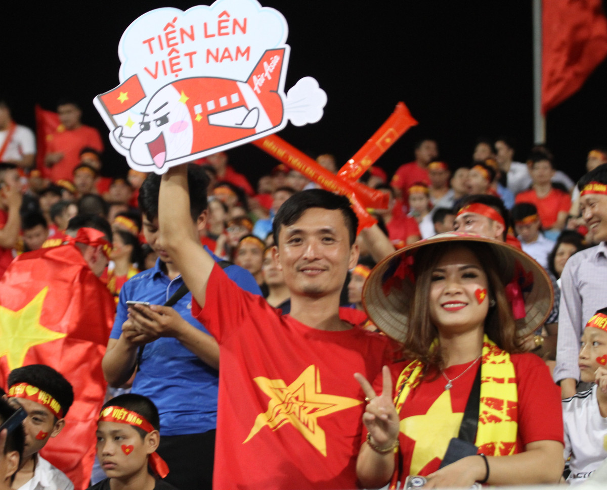 Đi một vòng khán đài sân Mỹ Đình không khó để tìm ra những khẩu hiệu mang nhiều ý nghĩa được các CĐV mang tới để cổ vũ các cầu thủ HLV Park Hang-seo có chiến thắng đầu tiên trên sân nhà tại AFF Cup lần này.