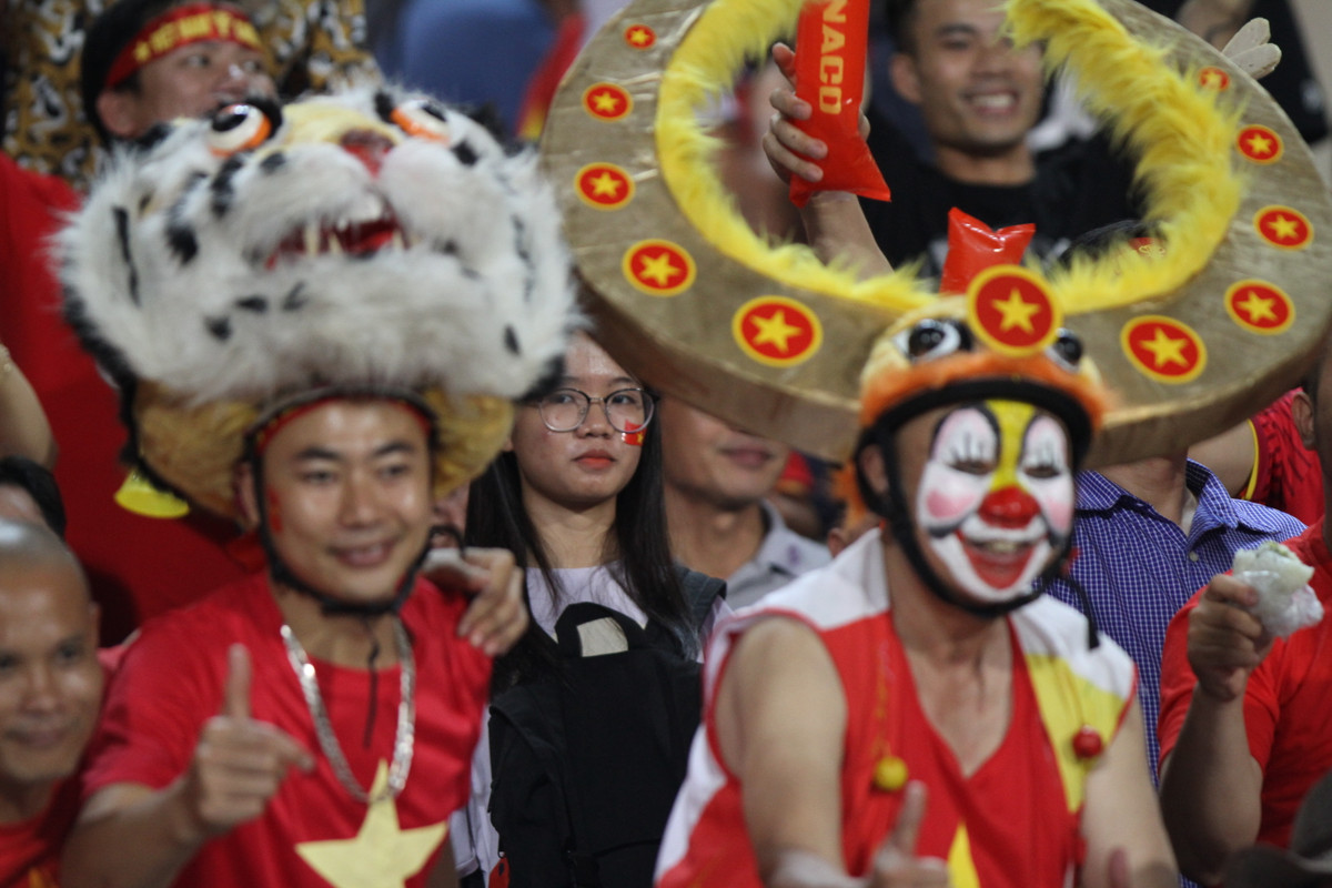 Không chỉ có trâu, các CĐV Việt Nam còn mang cả hổ tới sân để mong các cầu thủ giành chiến thắng trước Malaysia.