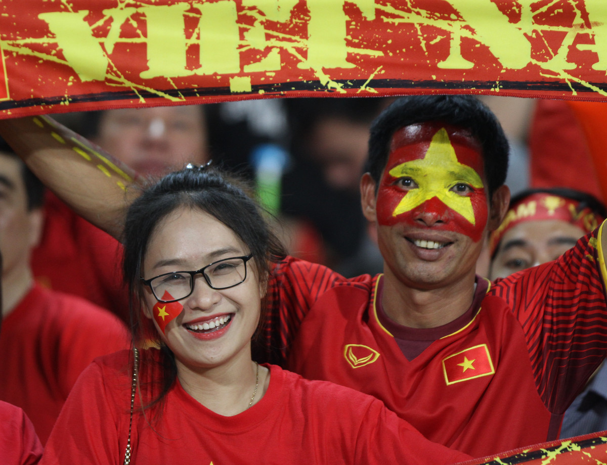 Các CĐV chấp nhận hy sinh làn da để dùng sơn vẽ quốc kì lên mặt