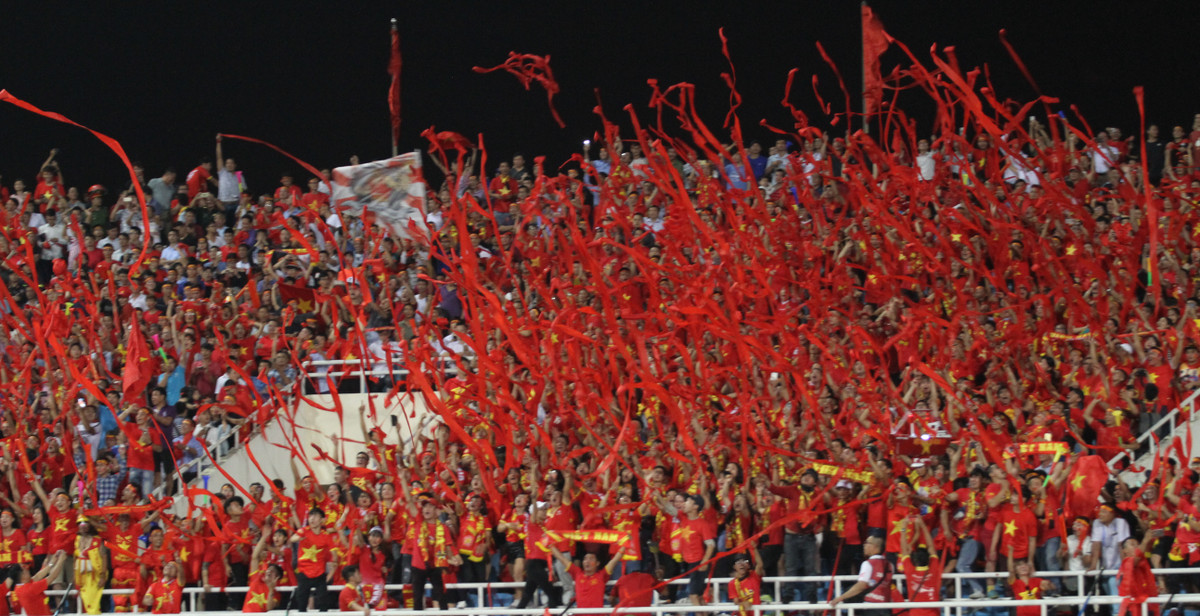 Các CĐV Việt Nam đã nhuộm đỏ SVĐ Mỹ Đình bằng những chiếc áo đỏ của mình. Bên cạnh những chiếc áo, họ còn mang đến cho các cầu thủ Việt Nam thi đấu tại AFF Suzuki Cup 2018 những màn cổ vũ đặc biệt như màn ném 5000 cuộc vải đỏ chào sân.