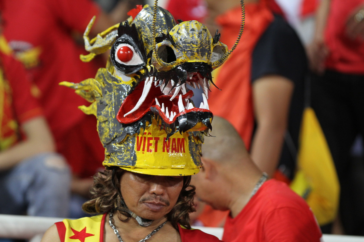 Từ những băng-rôn đơn giản, các CĐV còn tỉ mỉ chế tác ra những chiếc mũ cực đẹp hình con rồng để mang đến Mỹ Đình.