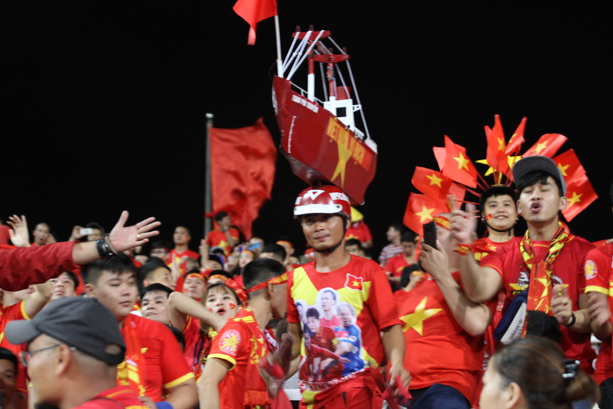 Với ước vọng đưa Việt Nam ra biển lớn, người CĐV này đã làm hẳn một con thuyền để gắn lên chiếc mũ của mình.