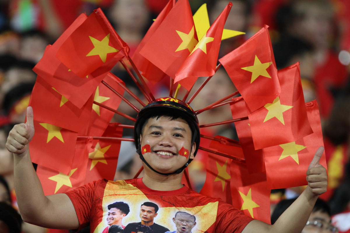 Để tạo ra những vật dụng cổ vũ này, các CĐV không chỉ mất tiền mà họ còn rất tỉ mỉ để tự tay làm ra chúng.