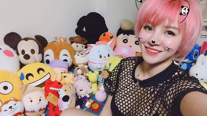 Huyền Trang đang là chủ một Spa làm đẹp phục vụ các chị em Việt Nam sinh sống, học tập bên Đài nên cuộc sống cũng có phần thoải mái hơn.