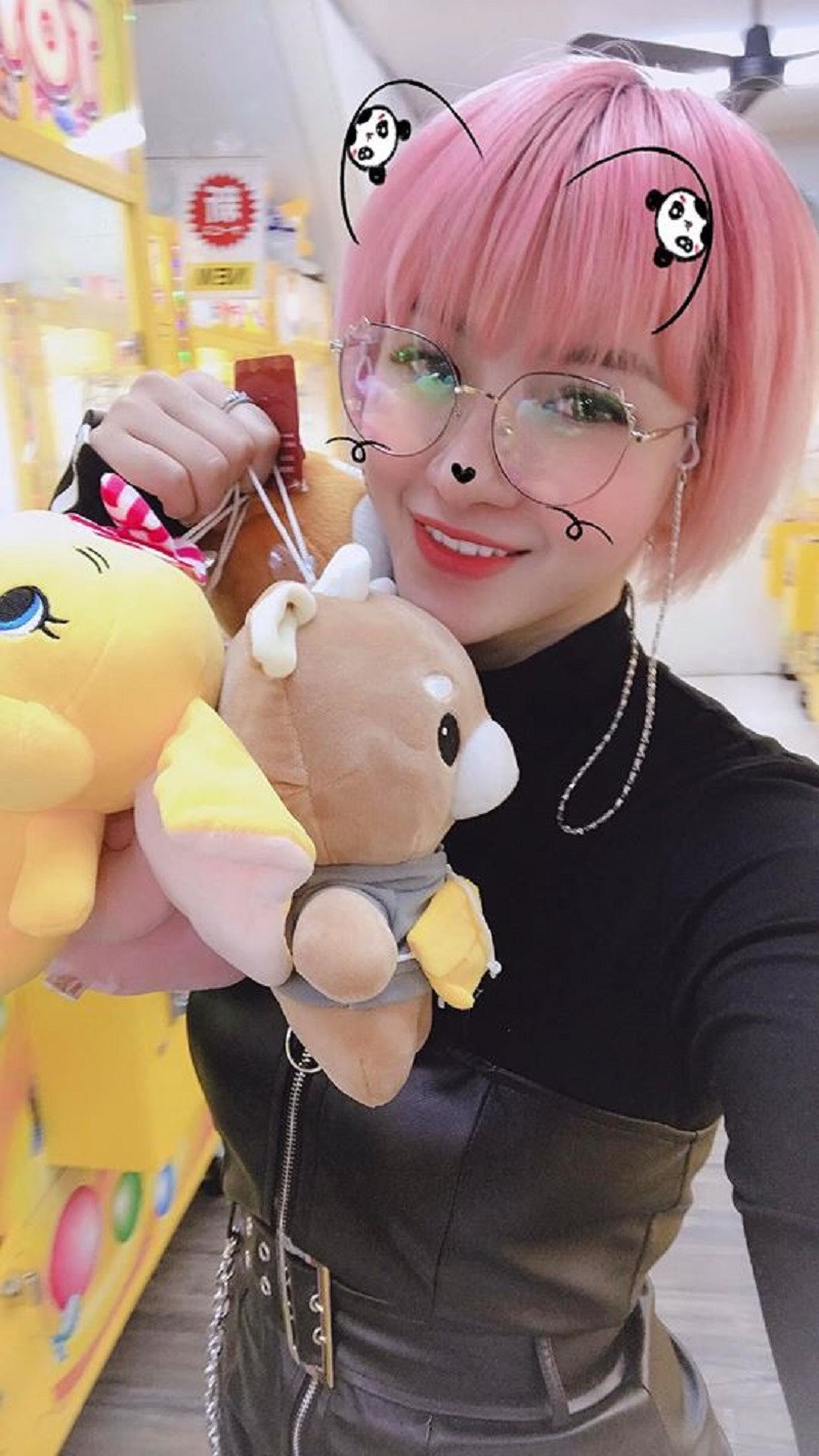 Mới đây trên MXH xuất hiện một cô nàng sở hữu khả năng gắp thú bông siêu đỉnh khiến không ít người "mắt tròn mắt dẹt" ngưỡng mộ. Truy tìm tung tích của cô gái này nhiều người cho biết đó là Huyền Trang sinh năm 1989, hiện đang định cư tại Đài Loan.