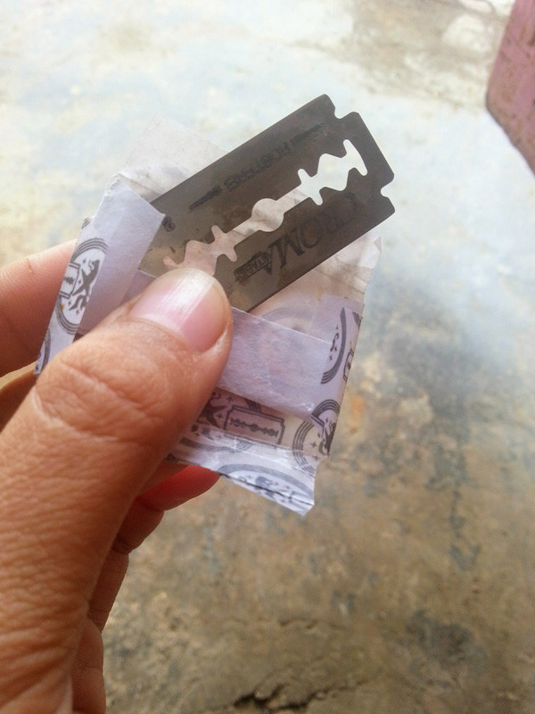 Dù đã chia tay khá lâu, nhưng cô nàng nặng tình giữ lại chiếc dao lam mà người yêu cũ hay dùng để cạo râu và được cất cẩn thận trong ví.