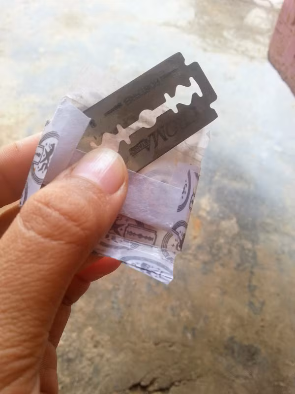 Dù đã chia tay khá lâu, nhưng cô nàng nặng tình giữ lại chiếc dao lam mà người yêu cũ hay dùng để cạo râu và được cất cẩn thận trong ví.