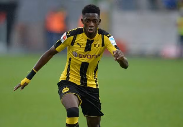 Dortmund quyết giữ chân Dembele: Giám đốc thể thao của Dortmund, ông Michael Zorc khẳng định chắc nịch rằng sẽ không để tài năng trẻ Ousmane Dembele rời sân Signal Iduna Park trong phiên chợ Hè năm nay. Dembele được Dortmund chiêu mộ từ Rennes hồi mùa Hè năm ngoái với mức giá 15 triệu euro. Nhưng hiện tại, tài năng trẻ này được định giá khoảng 80 triệu euro. Barca là đội bóng đang thể hiện sự quan tâm lớn nhất tới cầu thủ người Pháp. Ảnh: Getty Images