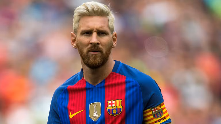 Chính thức xong tương lai Lionel Messi: Leo Messi đã kí HĐ mới với Barca đến 2021, kèm theo điều khoản tự động gia hạn thêm 1 năm, sau một thời gian dài đàm phán. Hợp đồng cũ của ngôi sao Argentina với đội bóng xứ Catalan hết hạn vào hè 2018. Hợp đồng mới của Leo Messi có hiệu lực từ ngày 15/7 tới. Lương của Leo Messi sẽ được tự động tăng thêm 20% nữa nếu ngôi sao Argentina giành được chức vô địch La Liga, Champions League và QBV cùng Barca. Ngoài ra, theo Daily Mail, Leo Messi nhận được số tiền ‘lót tay’ siêu khủng khi kí HĐ mới với Barca, lên đến 23,2 triệu bảng. Ảnh: Marca