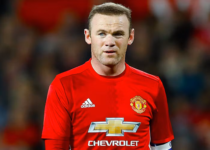 Rooney rời M.U bằng điều khoản lạ: Theo thông tin chuyển nhượng bóng đá từ báo chí Anh, MU sẵn sàng hậu thuẫn về giá chuyển nhượng để Everton xúc tiến thương vụ chiêu mộ Wayne Rooney. Tuy nhiên, mức lương 250 nghìn bảng/tuần cho bản hợp đồng 3 năm của ngôi sao 31 tuổi vẫn là thách thức đối với đội chủ sân Goodison Park. Chính vì vậy, BLĐ Everton đã đề nghị phía MU mượn Rooney 1 năm, đồng thời hỗ trợ trả nửa lương cho “Gã Shrek”. Ảnh: Mirror