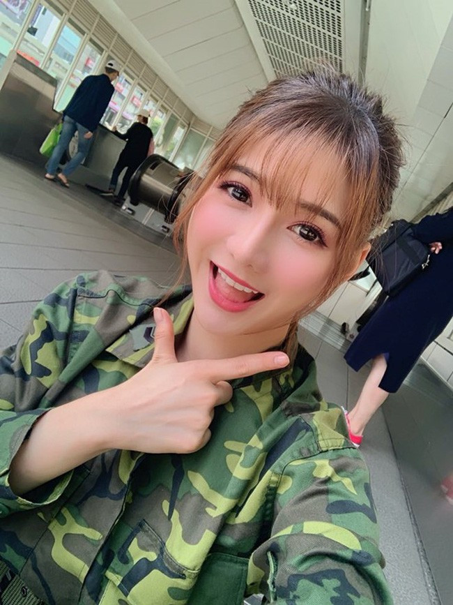 Đa phần các dân mạng đều cho rằng cô nàng bán cá này sở hữu vẻ ngoài nổi bật, tỏa sáng, không bị "dìm hàng" bởi bộ trang phục trong chợ.