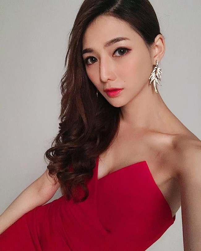 Được biết Bồng Bồng là cô con gái thứ ba trong gia đình. Vốn hiếu thảo nên cô gái này đã phụ mẹ bán cá từ ngày còn bé.