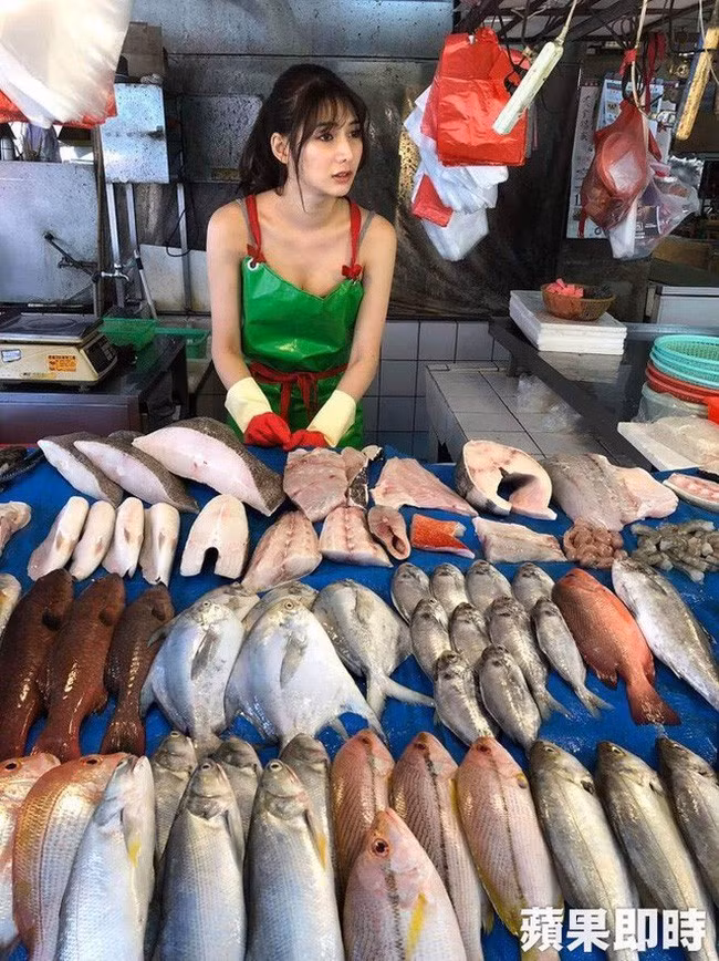 Theo tìm hiểu của các dân mạng Đài Loan thì bức ảnh chụp cô gái bán cá xinh đẹp xuất phát từ khu chợ Chương Hóa. Kèm theo hình ảnh, chủ nahan bức ảnh không quên để lại dòng cảm thán hài hước: "Mẹ ơi, từ giờ, con sẽ chăm đến mua cá hơn".