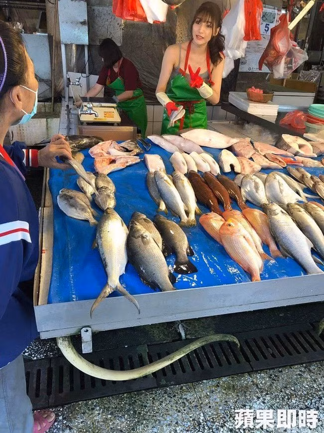 Hình ảnh cô gái cô gái sở hữu gương mặt thanh thoát, làn da trắng sáng cùng vóc dáng nóng bỏng đang khoác tạp dề đeo găng tay nhựa, làm và bán cá giữa khu chợ Đài Loan khiến nhiều người tỏ ra tò mò.
