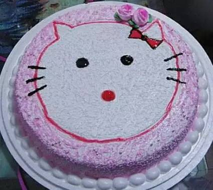 Đi kèm với dòng than thở trên là hình ảnh đúng thật là rất khác biệt giữa hai chiếc bánh. Một cái trong ảnh thì đẹp long lanh còn một cái bên ngoài thì là con trâu người ngợm tong teo, lông lá như bị thiêu rụi. Đã vậy,