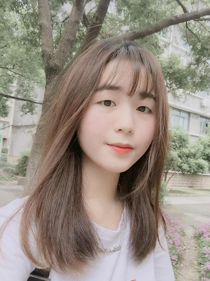 Sở hữu nét trẻ trung, đáng yêu, cá tính cùng nụ cười tỏa nắng, dễ thương, Linh Kett nhanh chóng chiếm được cảm tình của cộng đồng mạng và danh xưng hot girl hoàn toàn xứng đáng với cô bạn này.