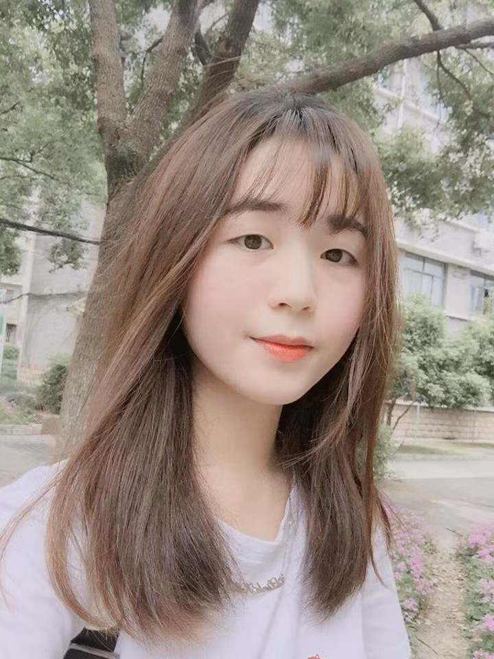 Sở hữu nét trẻ trung, đáng yêu, cá tính cùng nụ cười tỏa nắng, dễ thương, Linh Kett nhanh chóng chiếm được cảm tình của cộng đồng mạng và danh xưng hot girl hoàn toàn xứng đáng với cô bạn này.