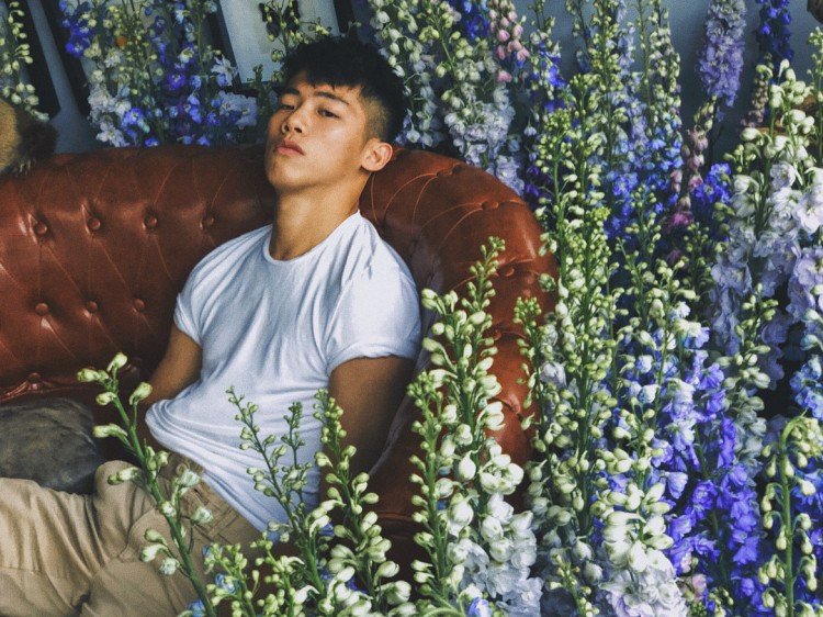 Anh chủ shop bán hoa mà cứ đẹp trai thế này thì khách hàng chắc chắn sẽ nườm nượp ghé đến.