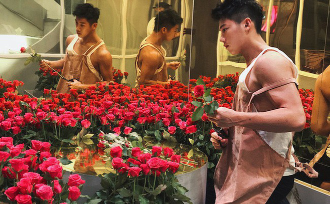 Xuat hien “trai ban hoa” khien chi em un un keo den cua hang