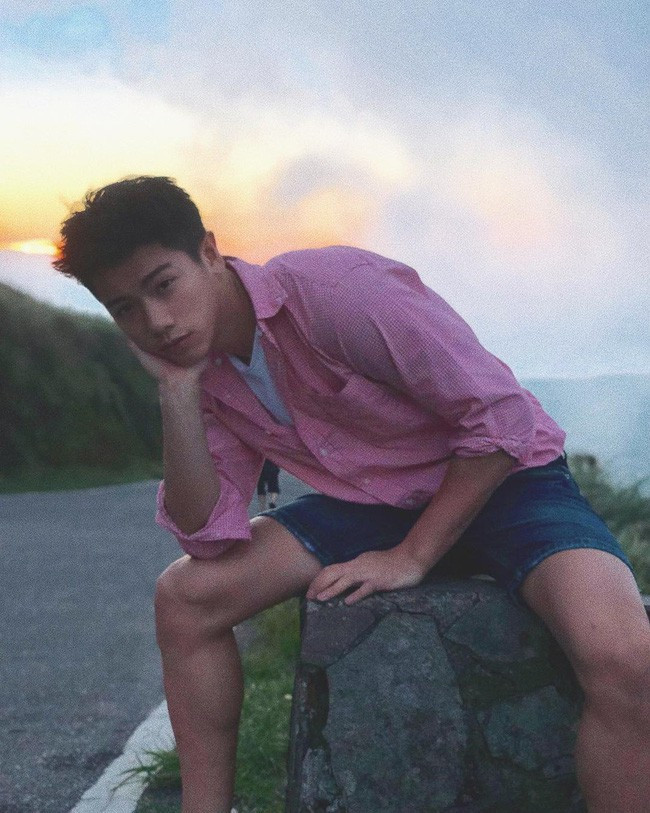 Chủ shop hoa còn mang vẻ điển trai chẳng hề kém cạnh vẻ đẹp của bất kì loài hoa nào. Cheng khiến không ít người ngước nhìn khí chất nam thần ngời ngời của mình.