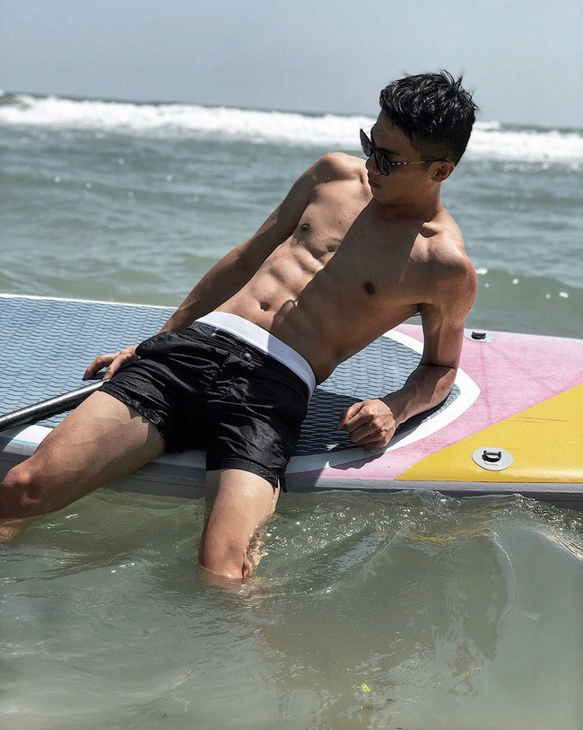 Phong cách năng động, biến hóa trong từng khuôn hình giúp anh chàng chủ cửa hàng hoa dễ dàng hóa thân vào các bộ ảnh và hoàn thành công việc nhanh chóng.