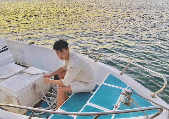 Với nhan sắc quyến rũ, khách hàng đến mua hoa cũng sẽ nhanh chóng bị thu hút bởi anh chàng tên Cheng Fan.