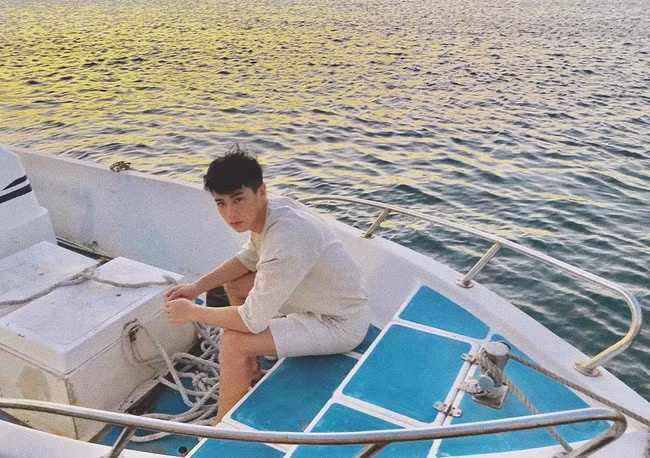 Với nhan sắc quyến rũ, khách hàng đến mua hoa cũng sẽ nhanh chóng bị thu hút bởi anh chàng tên Cheng Fan.