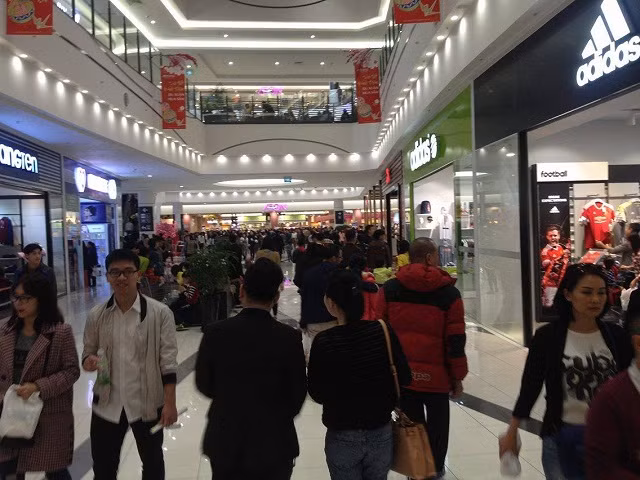 Dòng người tấp nập dạo trong khuôn viên trung tâm thương mại AEON Mall - Long Biên.