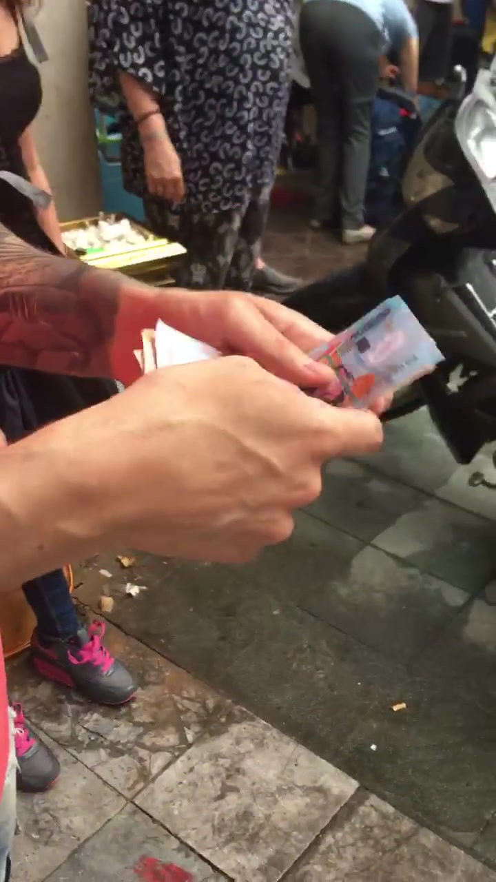 Khi kết thúc hành trình, hai vị khách du lịch nước ngoài đưa 1,5 triệu đồng và được thối lại 900 nghìn tiền âm phủ (bao gồm một tờ 500 nghìn và hai tờ 200 nghìn).