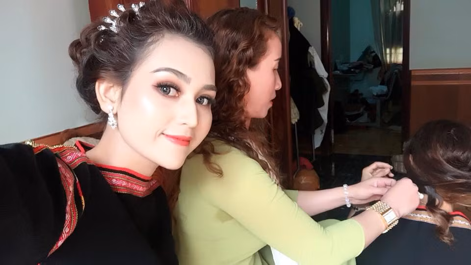 Còn nickname Tuan Hoang thì đưa ra ý kiến rằng: "Ngắm nhìn các cô gái Ê Đê này, mình liền liên tưởng tới nét đẹp khỏe khoắn, chân chất của tân Hoa hậu Hoàn vũ Việt Nam 2017 H'Hen Niê 1 cô gái dân tộc Ê Đê và khẳng định các cô gái này có nét đẹp "chuẩn hoa hậu"".