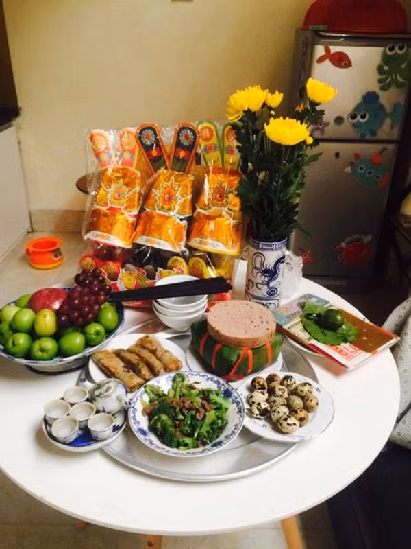 Mỗi gia đình sẽ cúng ông Táo theo cách riêng mình nhưng cơ bản vẫn phải có đĩa bánh chưng, khoanh giò, xôi gấc, nem, bát canh và mấy chén rượu.