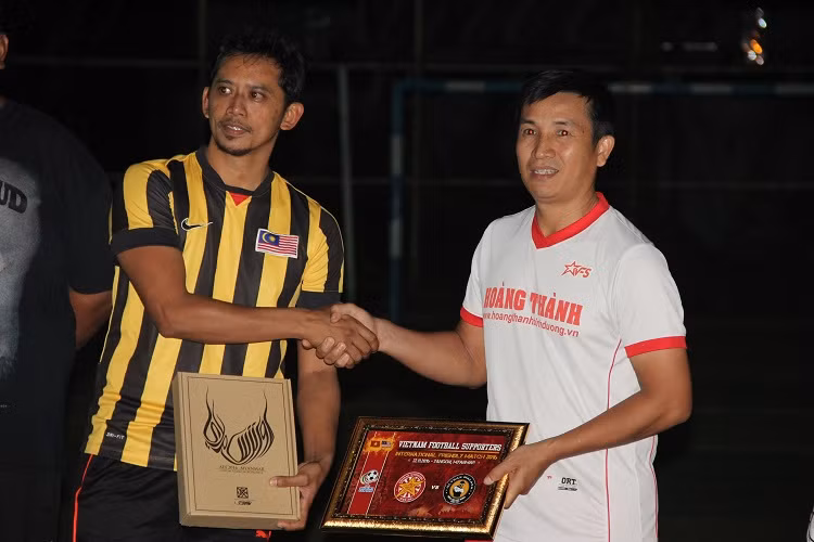 Đây không chỉ là trận đấu hâm nóng trước trận đấu mà cao cả hơn nó thắt chặt tình hữu nghị của hai hội CĐV sau những hiểu nhầm xích mích trước đây.