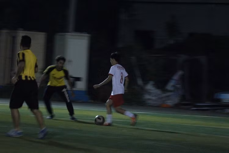 Sau trận đấu, những cái bắt tay và ôm nhau thể hiện sự gắn kết được cả hai nhóm CĐV trao cho nhau rất nhiệt tình.