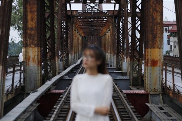 Các dân mạng cũng bày tỏ sự thương tiếc cho chàng nhiếp ảnh gia bằng những bình luận như: "Không phải lỗi tại bác, lỗi tại cái máy ảnh thôi. Hot trend giờ đang là chụp phông xóa teen nhé", "Không rõ là troll hay thật nhưng outnet cả bộ ảnh như vậy thì bó tay thật rồi".