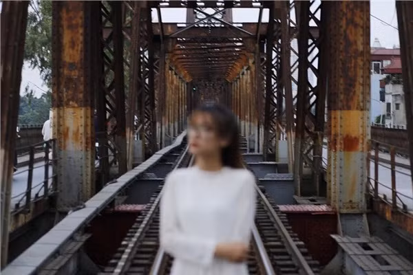 Các dân mạng cũng bày tỏ sự thương tiếc cho chàng nhiếp ảnh gia bằng những bình luận như: "Không phải lỗi tại bác, lỗi tại cái máy ảnh thôi. Hot trend giờ đang là chụp phông xóa teen nhé", "Không rõ là troll hay thật nhưng outnet cả bộ ảnh như vậy thì bó tay thật rồi".