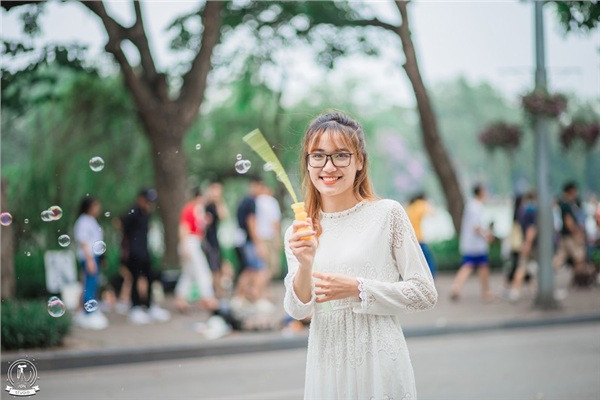 Theo tìm hiểu những bức ảnh trên là của T.D (21 tuổi), cậu bạn này cho biết Việc mẫu bị out này thực sự là do cố tình chụp về để đăng cho người xem vui. Bên cạnh những tấm mình cố ý làm out này thì rất nhiều ảnh đẹp. Khi đăng tải những tấm hình trên, nhân vật nữ rất vui vẻ hợp tác và không phản ứng gì.