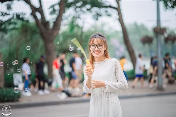 Theo tìm hiểu những bức ảnh trên là của T.D (21 tuổi), cậu bạn này cho biết Việc mẫu bị out này thực sự là do cố tình chụp về để đăng cho người xem vui. Bên cạnh những tấm mình cố ý làm out này thì rất nhiều ảnh đẹp. Khi đăng tải những tấm hình trên, nhân vật nữ rất vui vẻ hợp tác và không phản ứng gì.